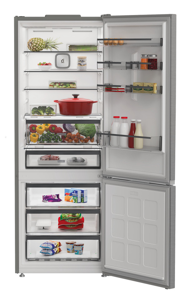Un refrigerador plateado abierto con productos frescos, botellas, lácteos y una olla roja en los estantes.