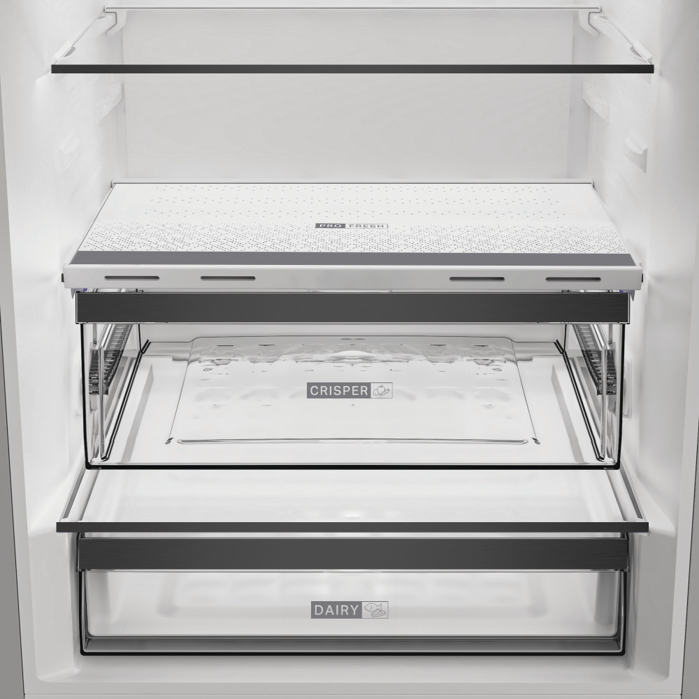 Interior vacío de un refrigerador moderno con estantes de cristal, cajón para verduras y lácteos.