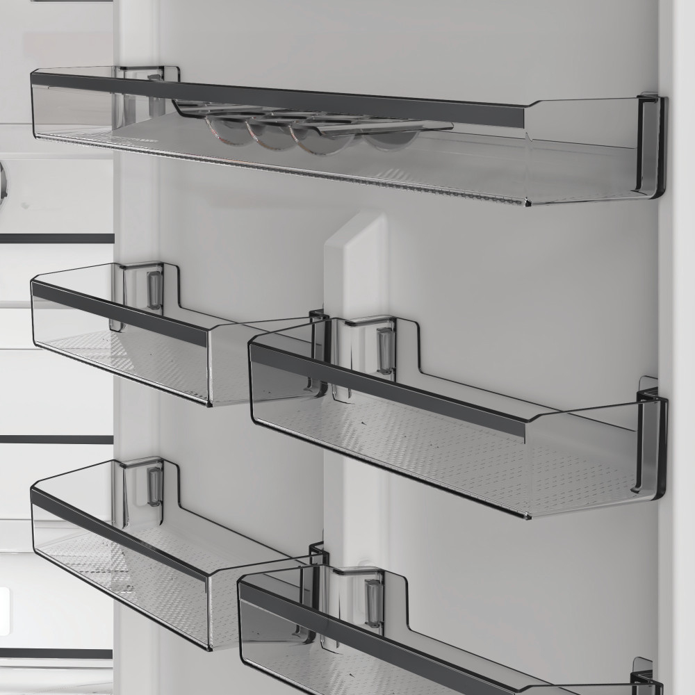 Puerta de refrigerador abierta con cuatro estantes transparentes y huevera.