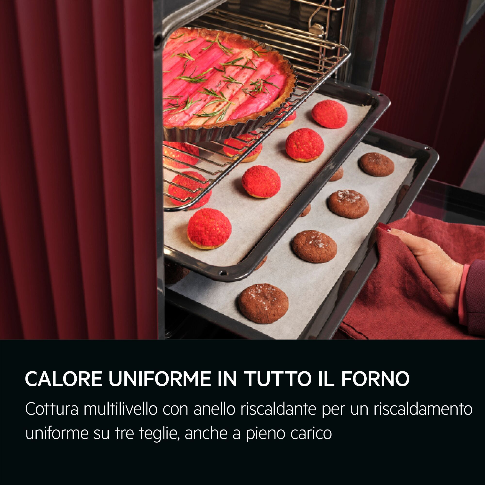 Un forno con tre teglie che cuoce una torta e vari dolci.