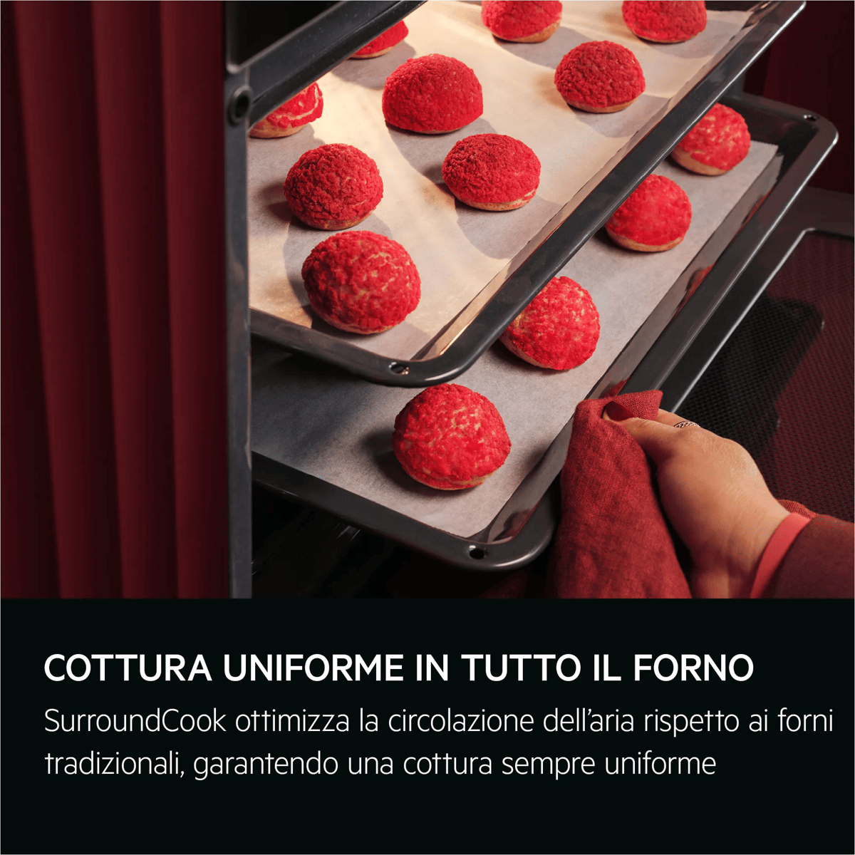 Dolci con copertura rossa su teglie all interno di un forno.