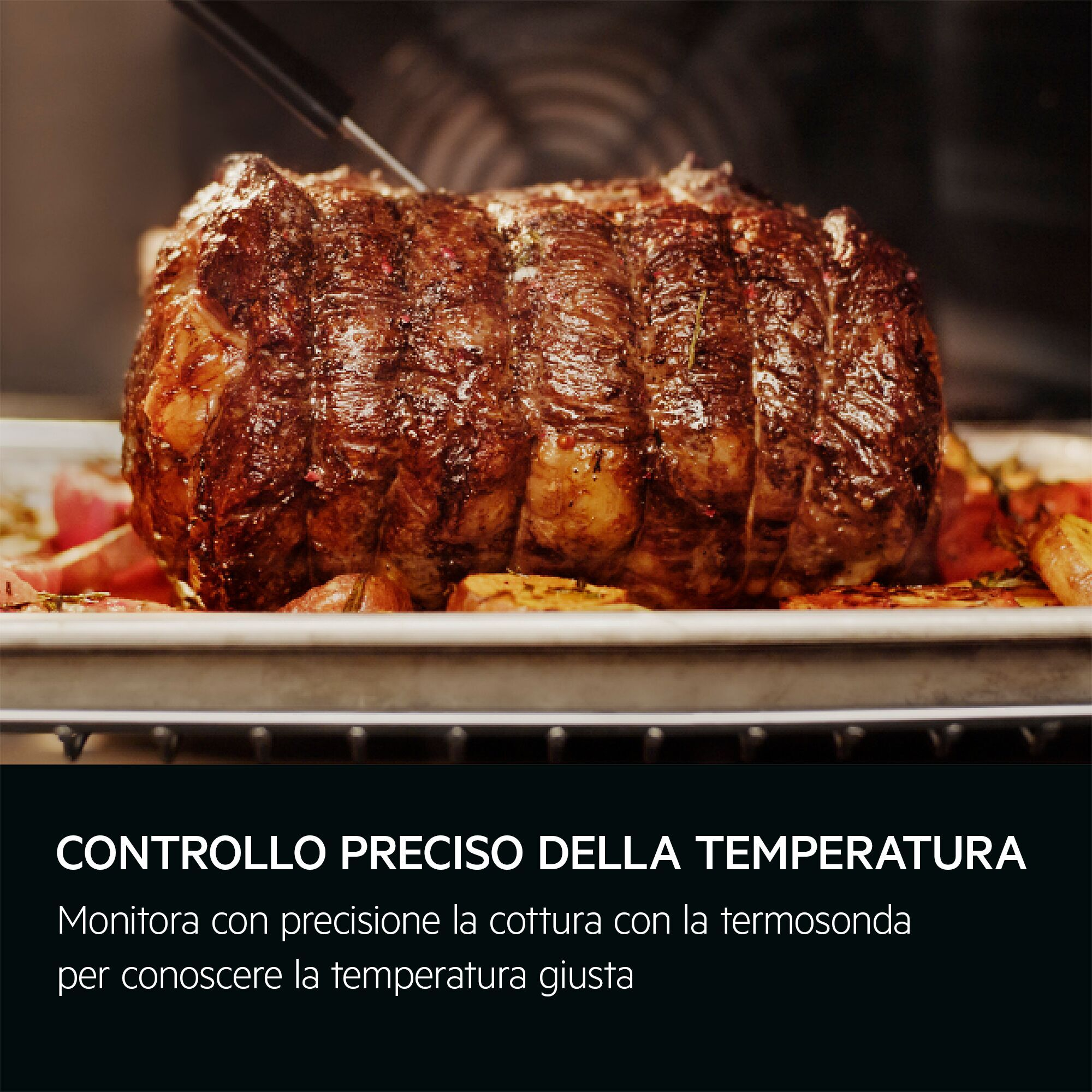 Un arrosto di carne con termometro inserito, su teglia con verdure in forno.