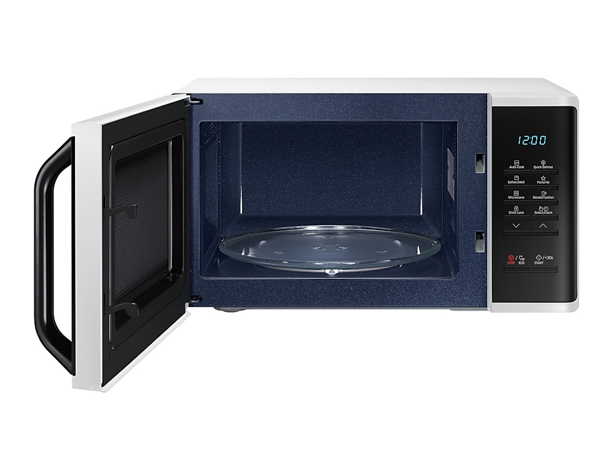 Un forno a microonde bianco con porta aperta, pannello di controllo nero e piatto rotante in vetro all'interno.