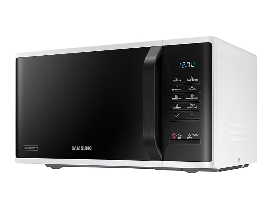 Un microonde Samsung bianco con fronte nero, display digitale e maniglia verticale su sfondo bianco.