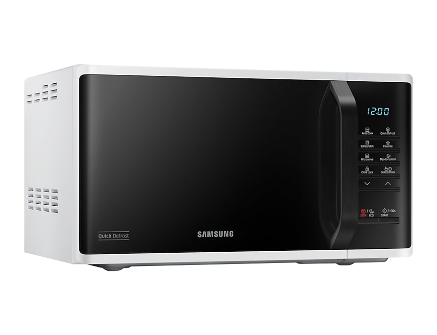 Un microonde Samsung bianco e nero con maniglia laterale e orologio digitale su sfondo bianco.