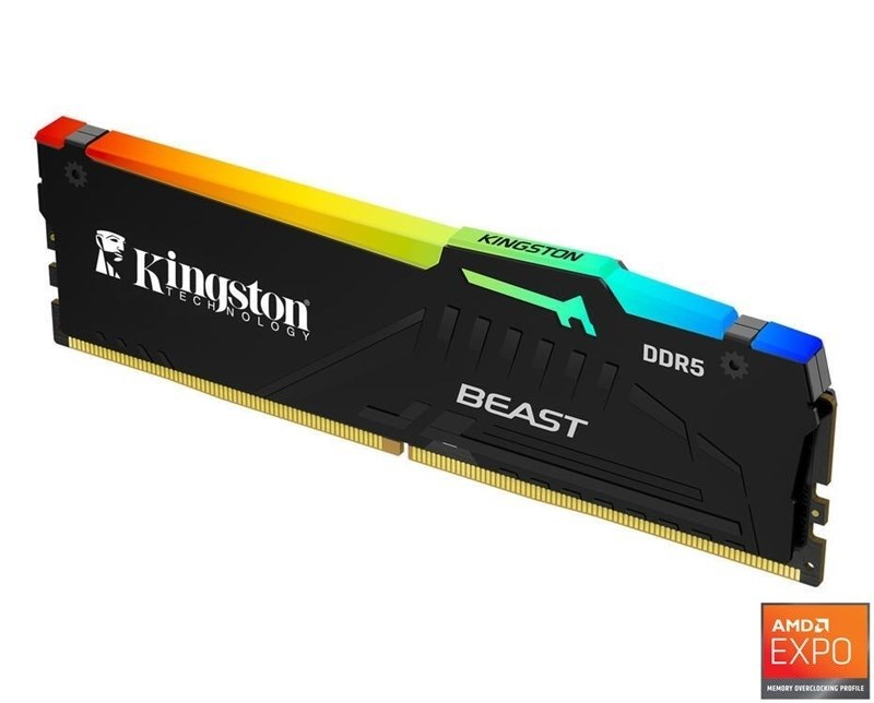 Beyaz arka planda üst kısımda RGB aydınlatmalı siyah Kingston Fury Beast DDR5 RAM çubuğu.