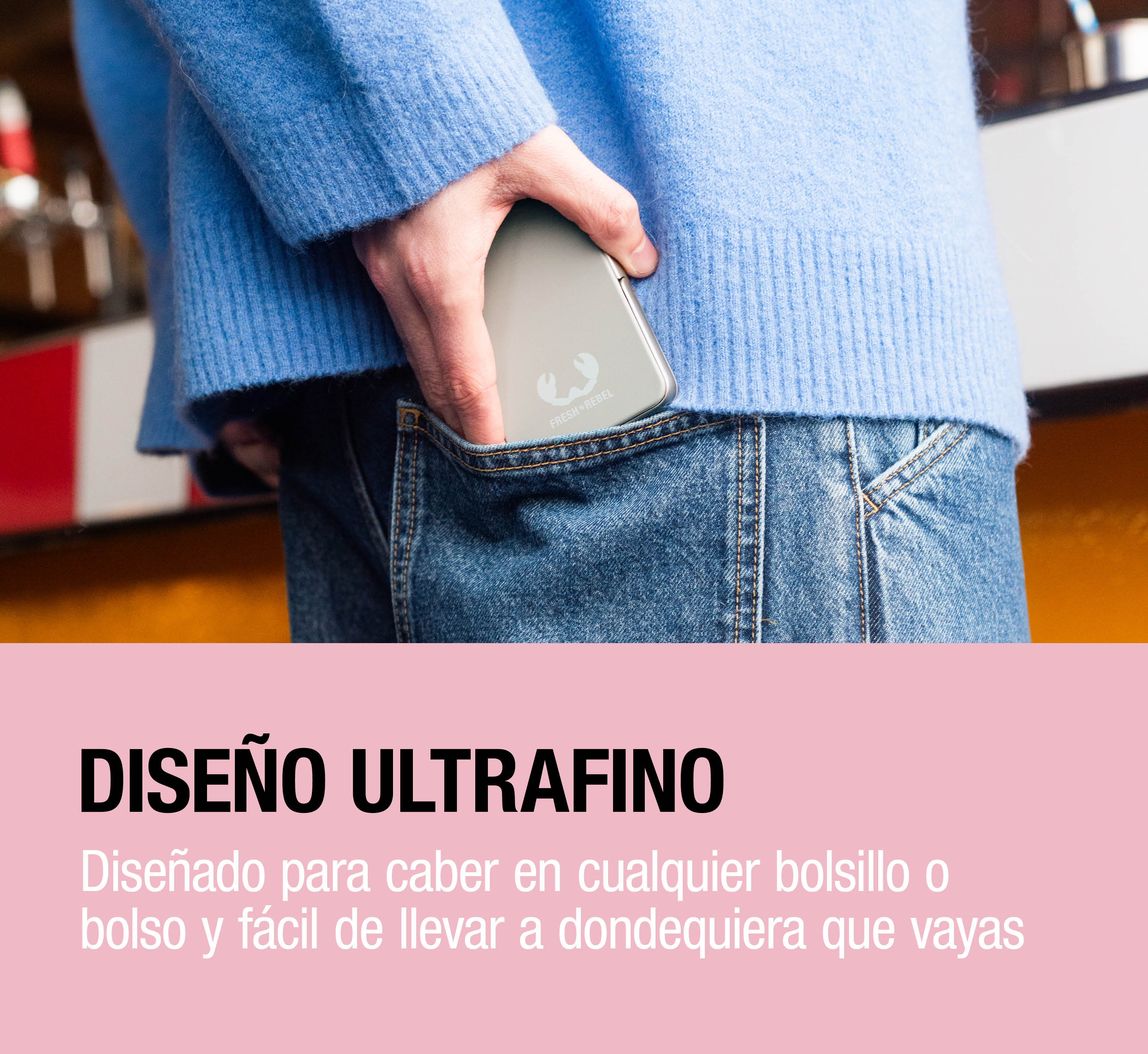 Una persona con maglione blu mette un power bank nella tasca posteriore.