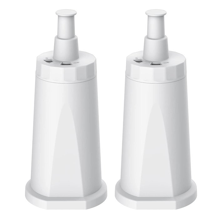 Twee identieke witte waterfilterpatronen staan naast elkaar tegen een effen witte achtergrond.