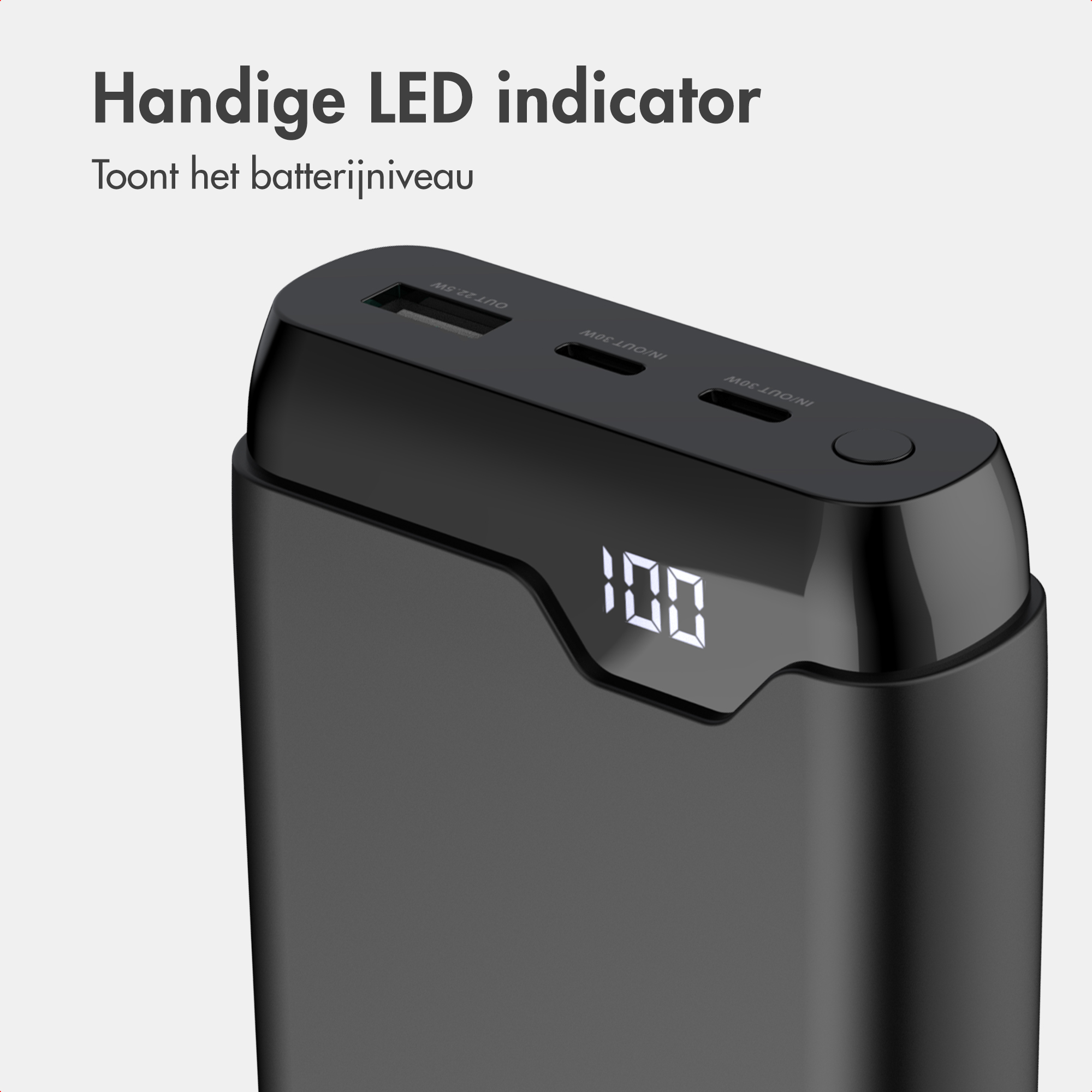 Schwarze Powerbank mit LED-Anzeige für den Batteriestand und verschiedenen Anschlüssen.