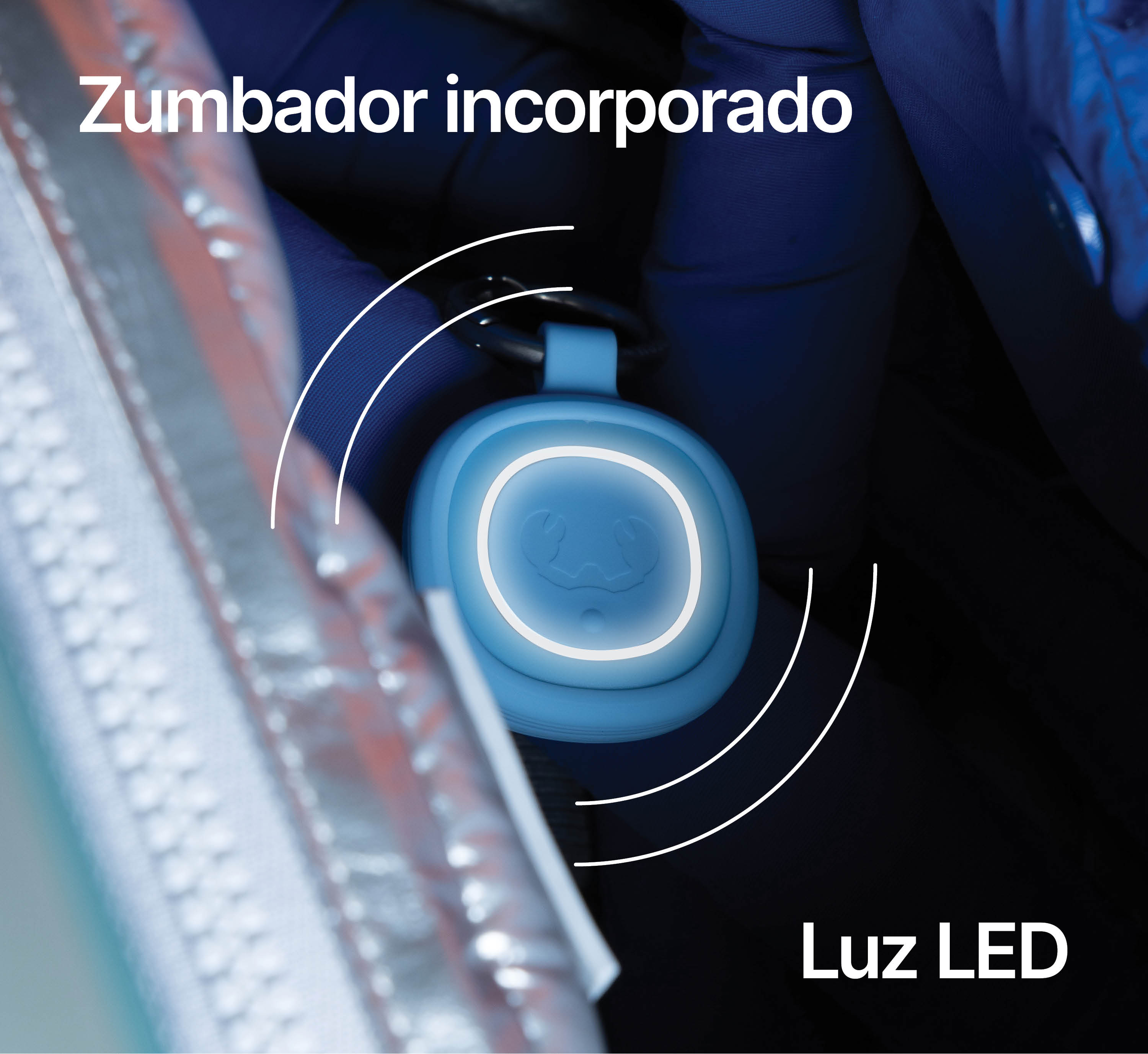 Un allarme di sicurezza blu con luce LED e buzzer, agganciato su tessuto blu.