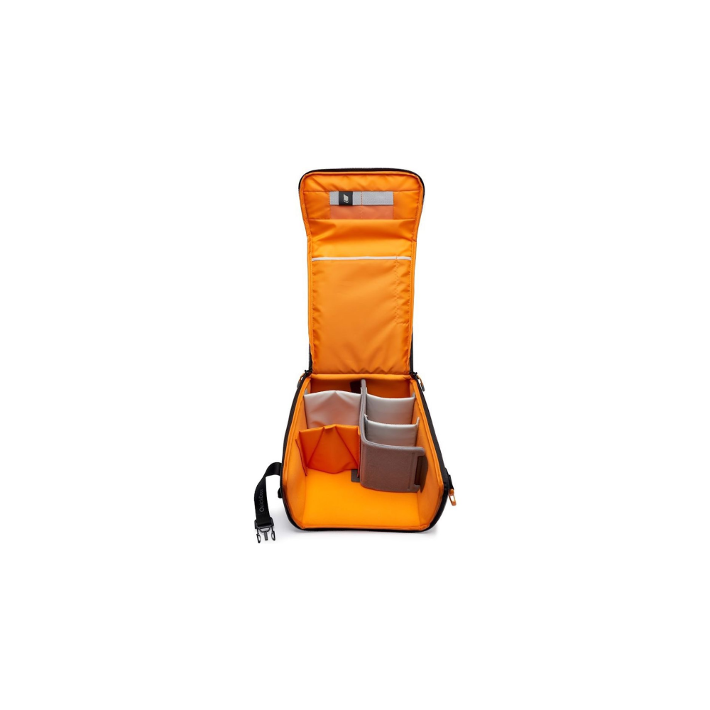Offene schwarze Kameratasche mit leuchtend orangenem Innenraum und verstellbaren Trennwänden.