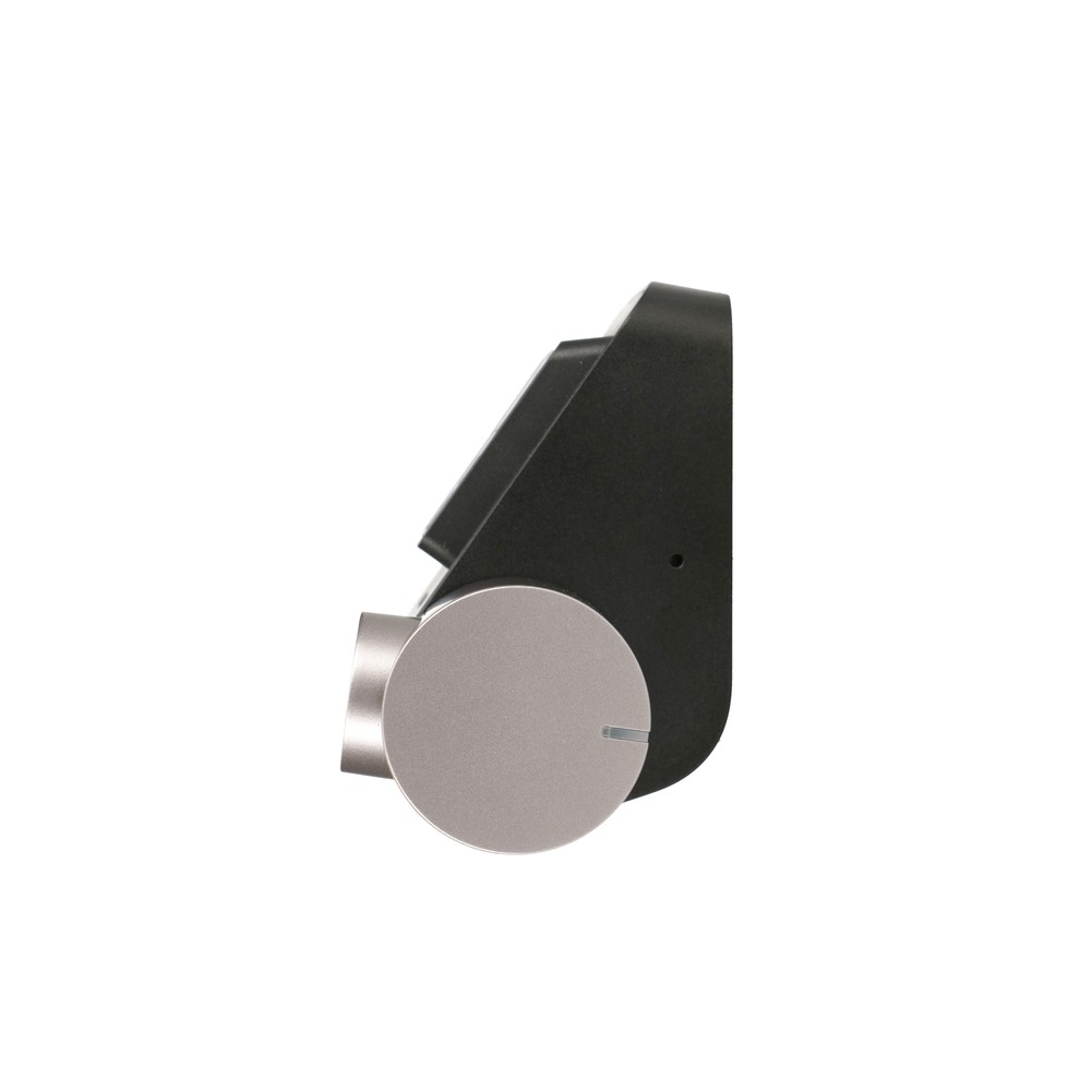 Vista laterale di una dashcam nera con una parte rotonda argentata su sfondo bianco.