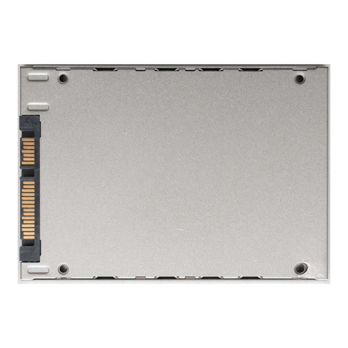 Solda SATA konnektörlerine sahip gümüş renkli 2,5 inçlik bir SSD'nin üstten görünümü.