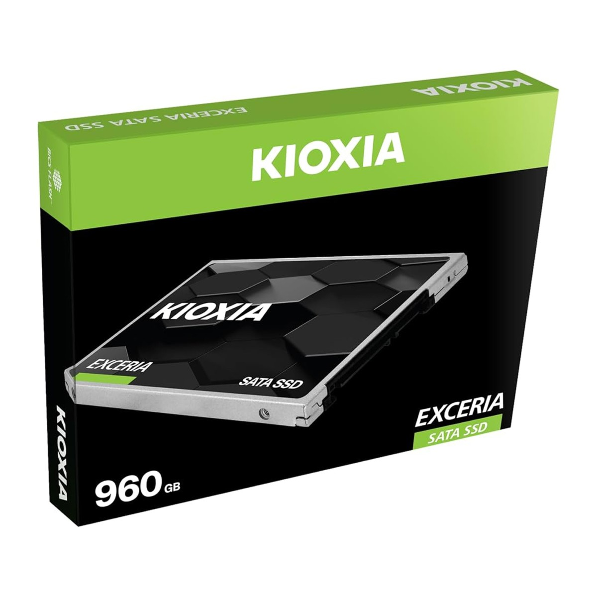Siyah ve yeşil renkli Kioxia Exceria SATA SSD ürün kutusu, 960GB kapasiteli sürücüyü göstermektedir.