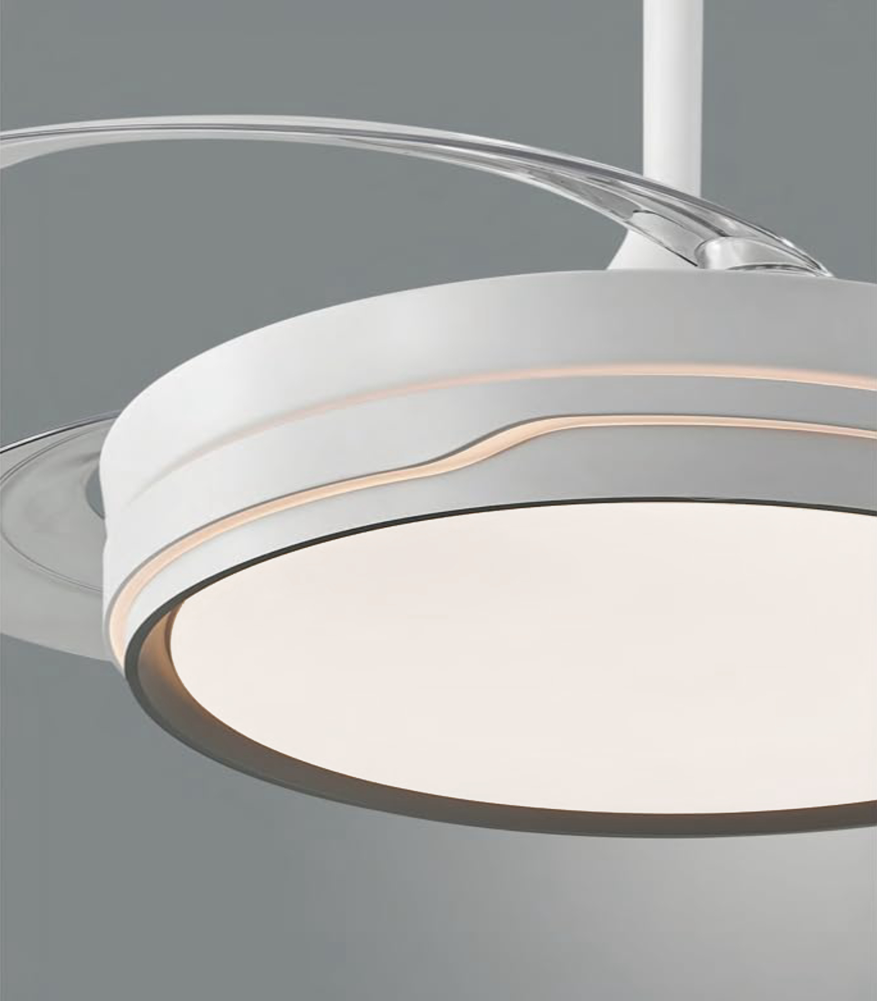 Moderna lámpara de ventilador de techo blanca con aspas transparentes sobre fondo gris.
