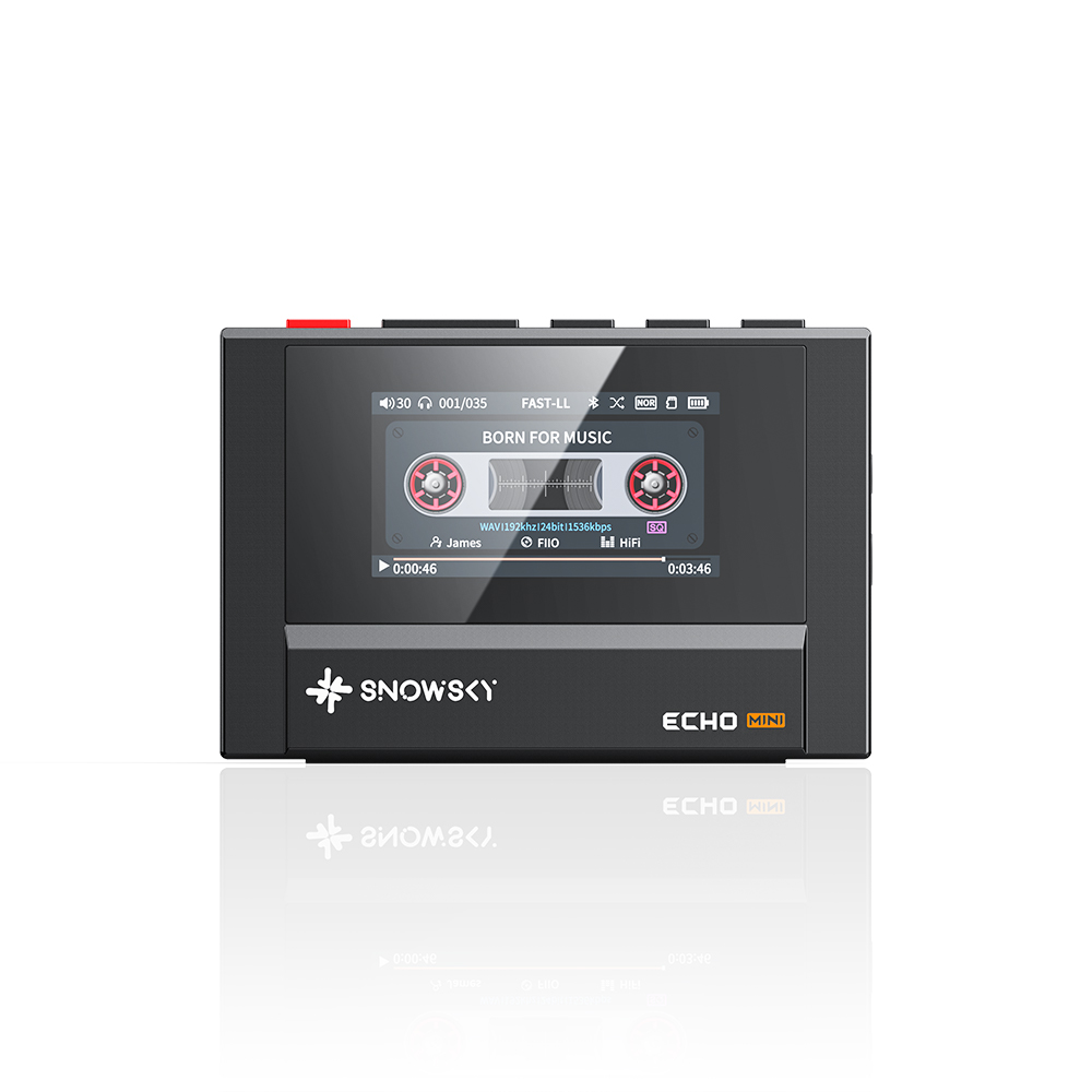 Un reproductor de audio Snowsky Echo Mini negro con pantalla de cassette digital en fondo blanco.