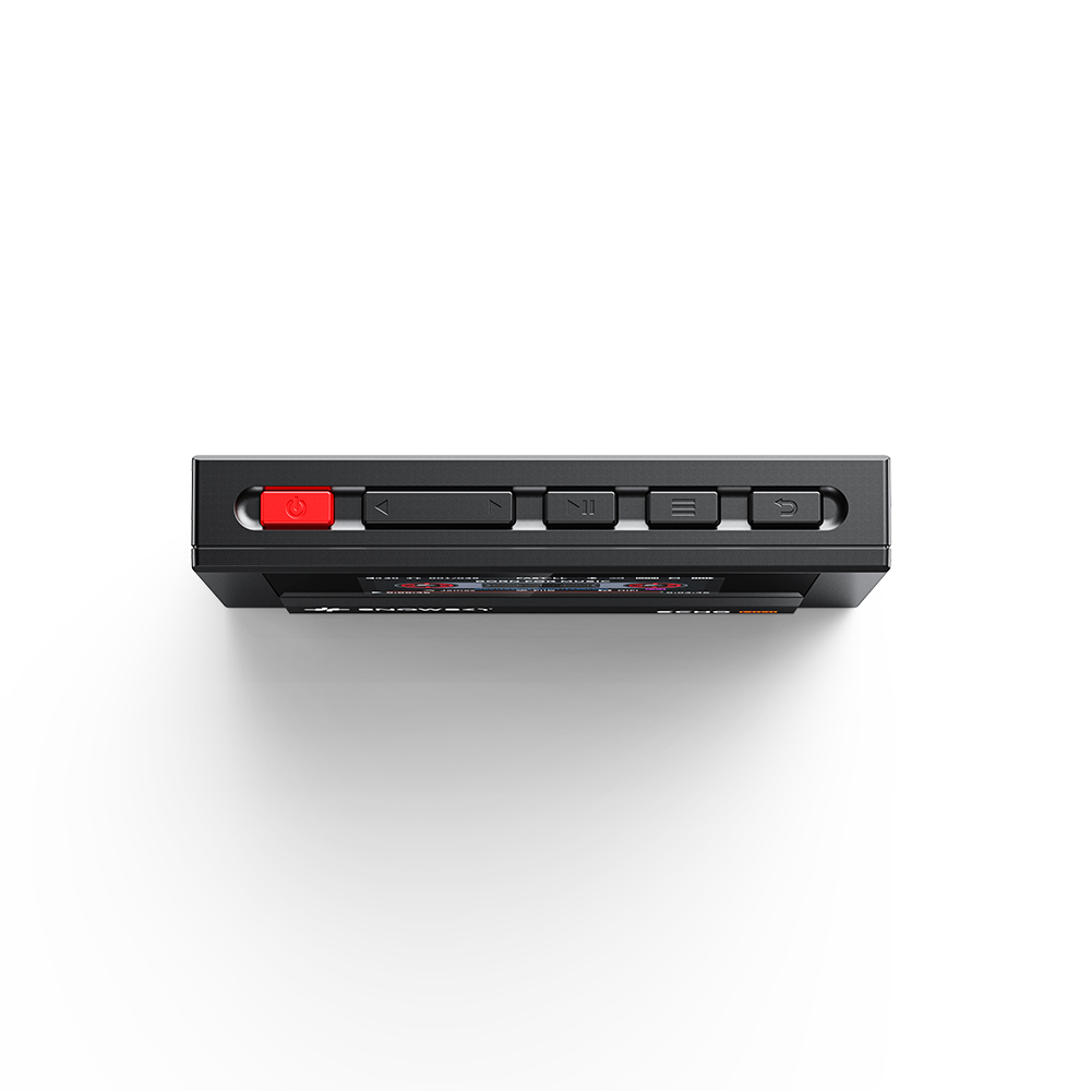 Un dispositivo de audio negro con un botón de encendido rojo y cuatro botones de control arriba.