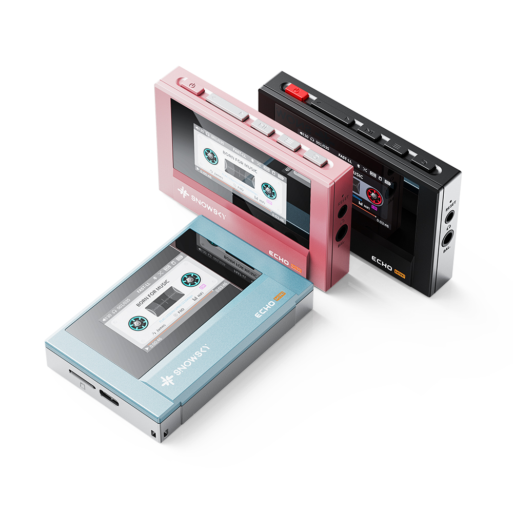 Tres reproductores de música portátiles en azul, rosa y negro sobre fondo blanco.