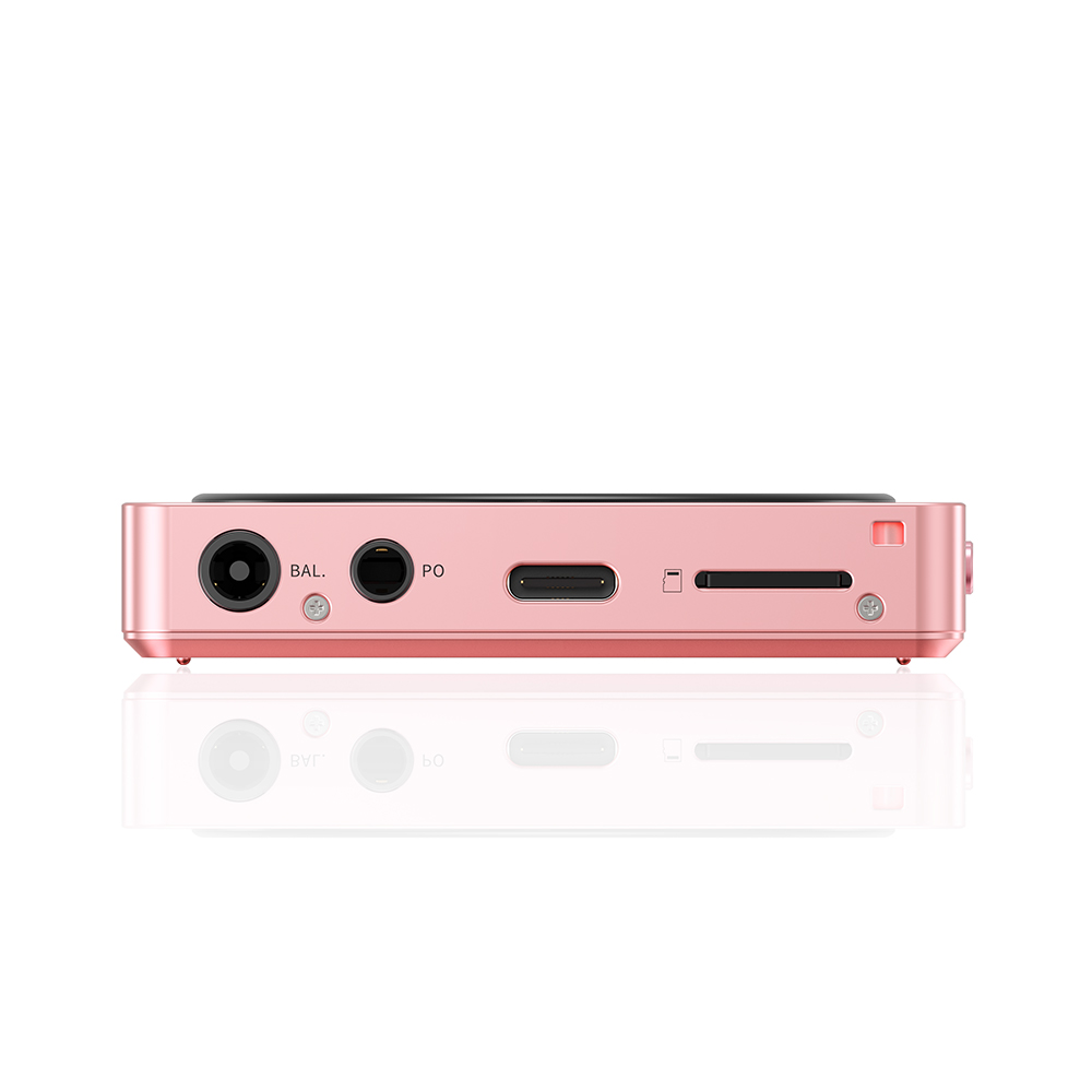 Vista inferior de un reproductor de audio rosa con conectores, puerto USB-C y ranura para tarjeta SD sobre fondo blanco.