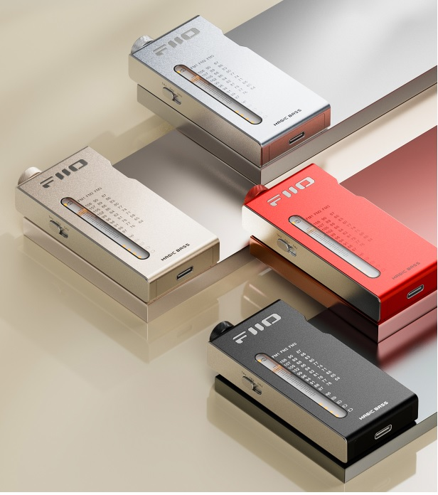 Cuatro dispositivos de audio FiiO rectangulares en plata, oro, rojo y negro, dispuestos diagonalmente en superficies escalonadas.
