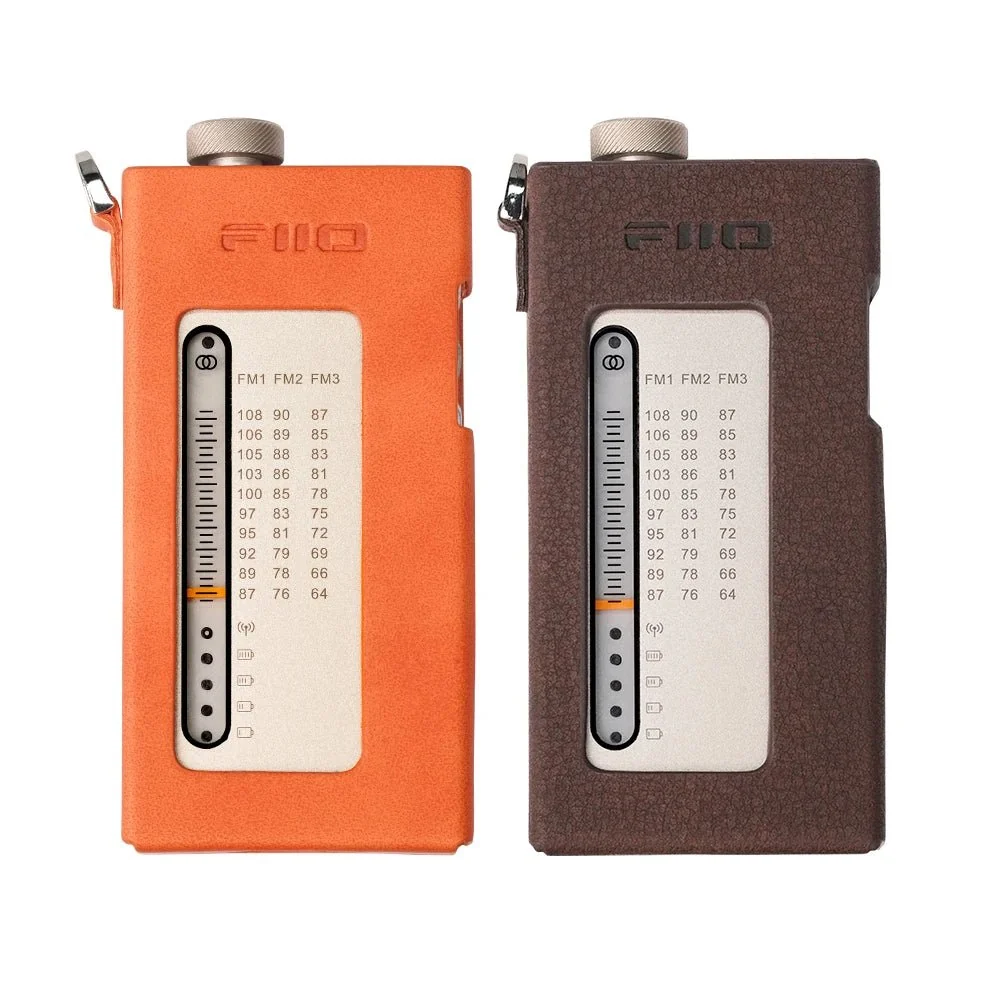 Dos reproductores de música portátiles con fundas de cuero, uno naranja y otro marrón, con escalas de radio.