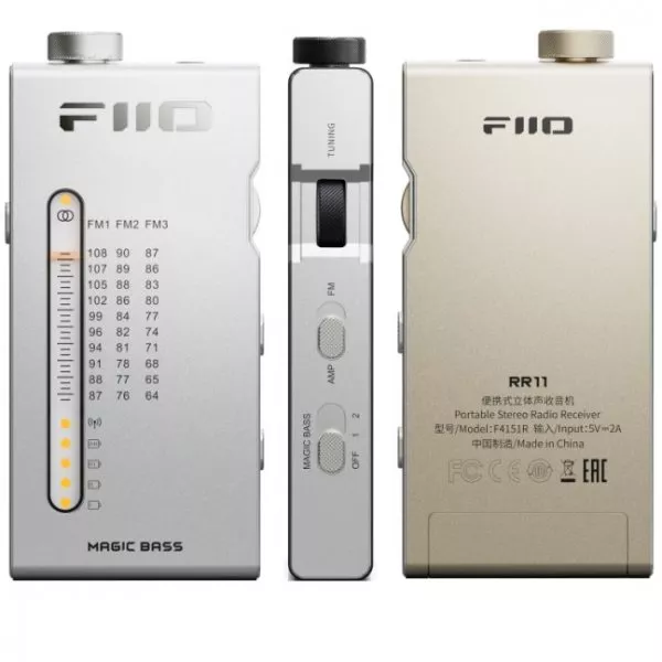 Tres vistas de un receptor de radio estéreo FiiO portátil en plata y oro con diales y escala de frecuencias.