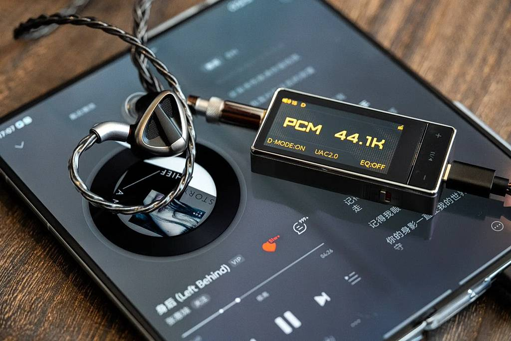Un smartphone reproduciendo música muestra un reproductor de audio, con auriculares intraurales con cable.