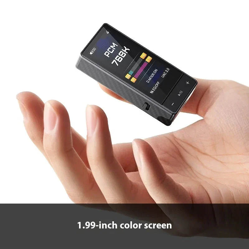 Una mano sostiene un pequeño reproductor de música negro con pantalla a color sobre un fondo claro.