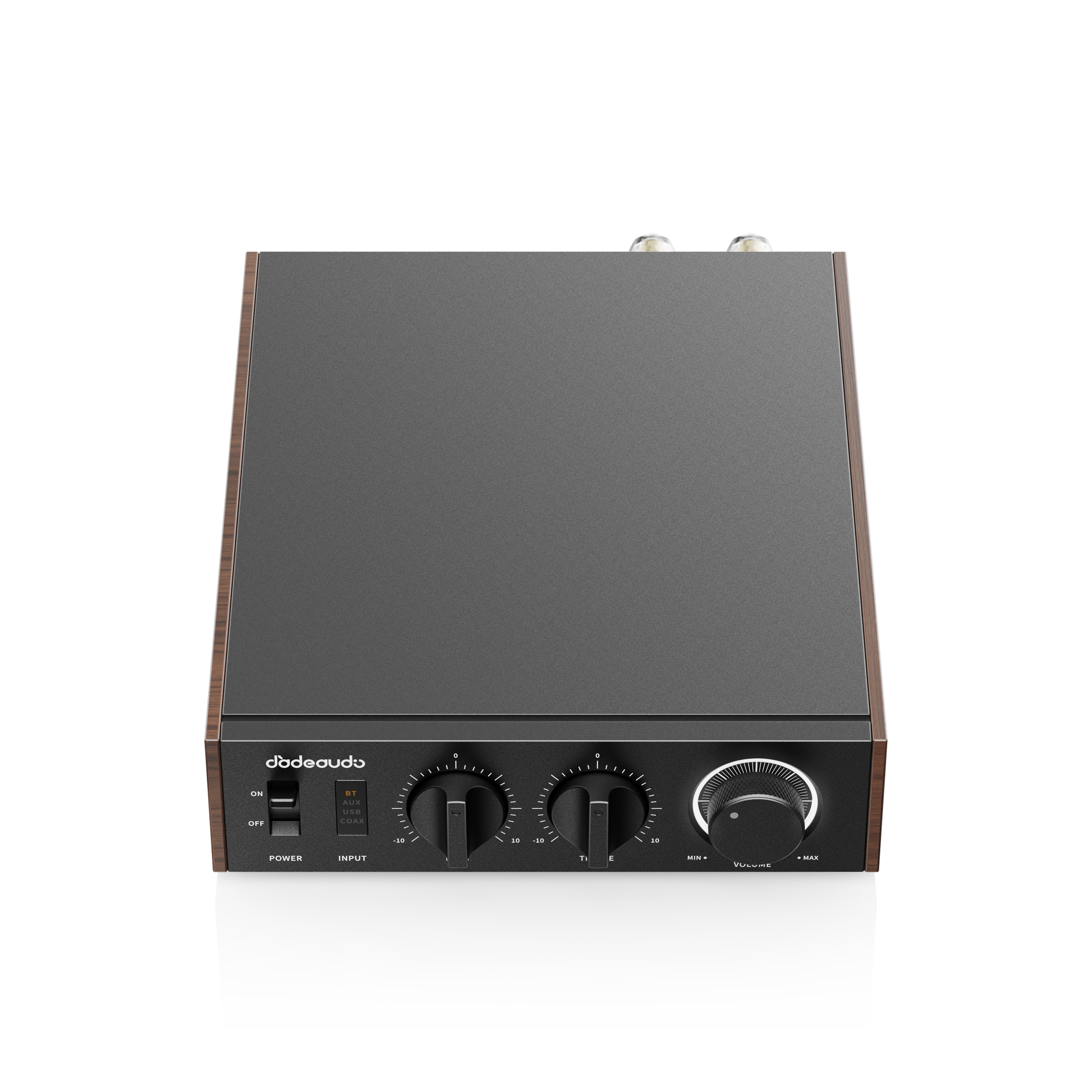 Un amplificador de audio negro con paneles de madera y tres perillas sobre fondo negro.