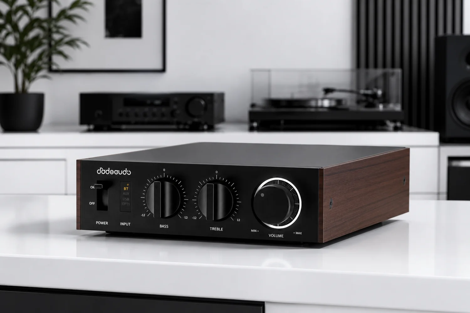 Un amplificador de audio negro con paneles laterales de madera y perillas descansa sobre una superficie blanca.