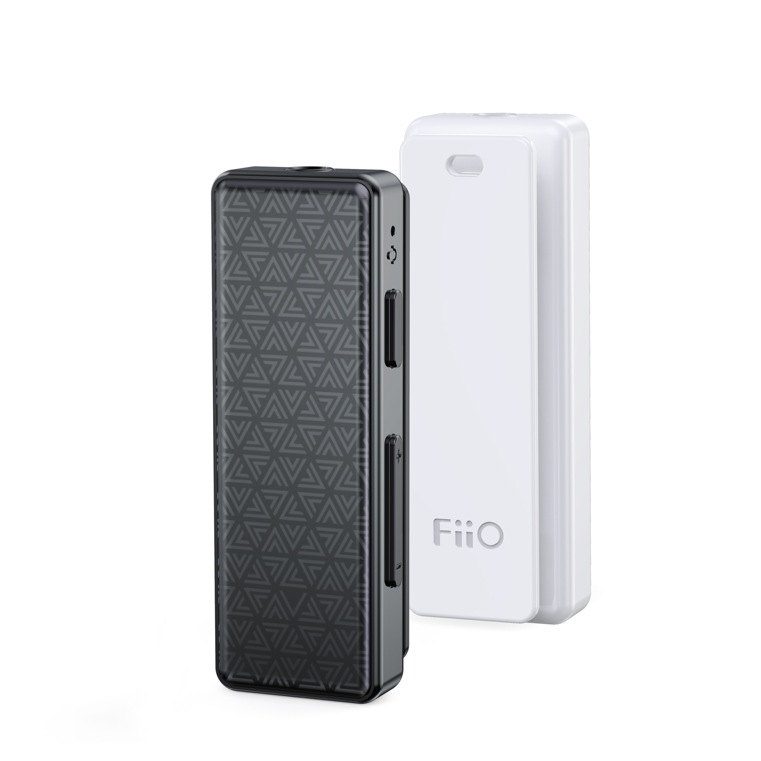 Un reproductor de audio negro con patrón geométrico y un clip blanco a juego con el logotipo de Fiio sobre fondo blanco.