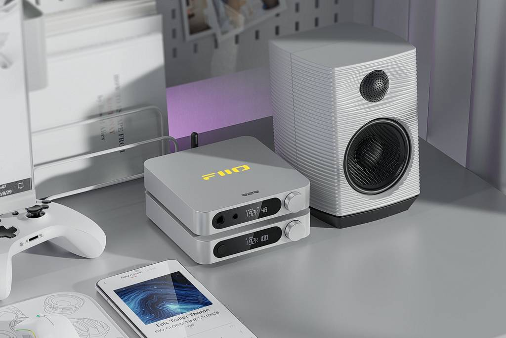 Nowoczesny sprzęt audio, głośnik i tablet na jasnym biurku.