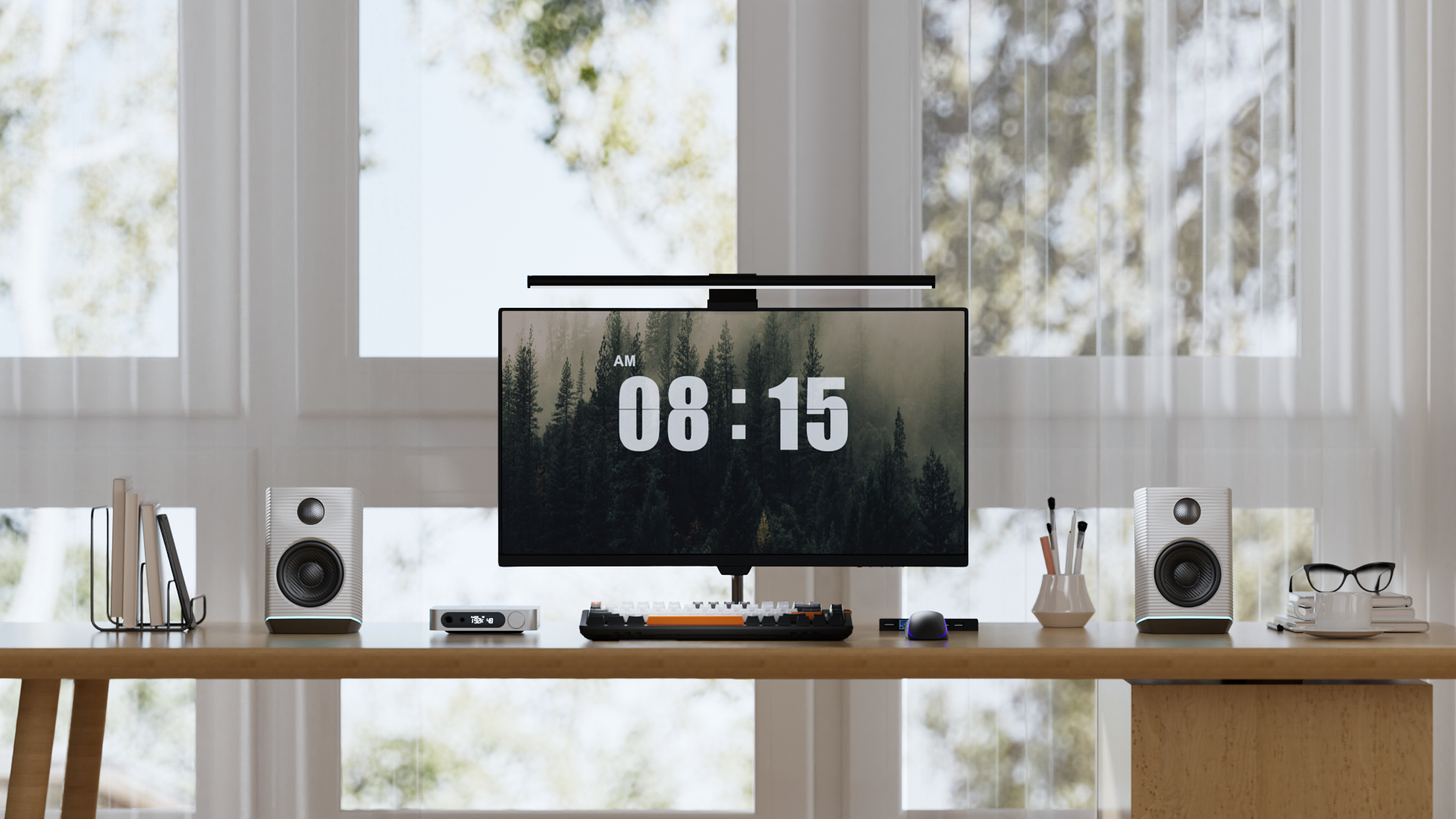 Uporządkowane drewniane biurko z monitorem, dwoma głośnikami, klawiaturą i oknami w tle.