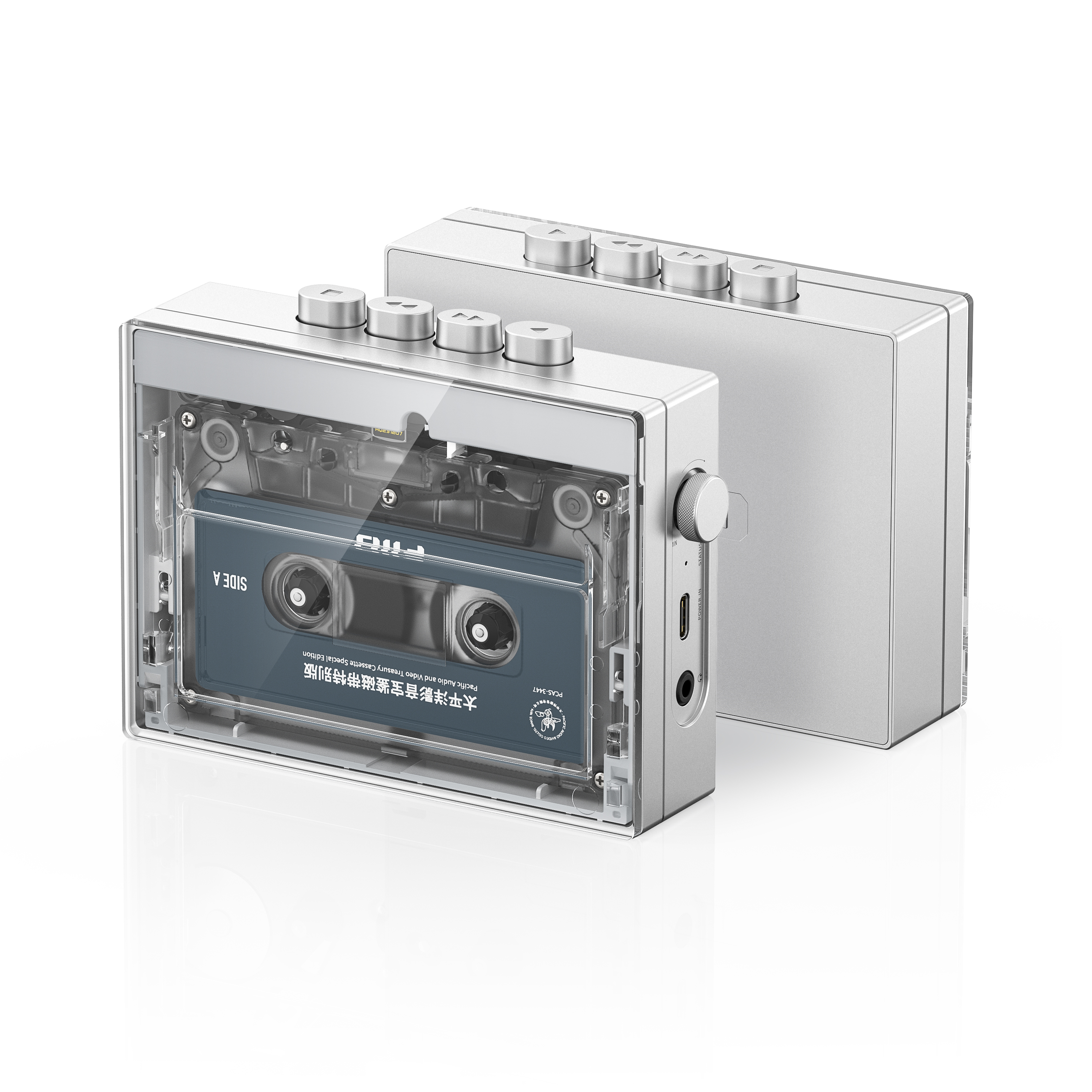 Twee zilveren cassettespelers met blauwe en zwarte cassettebandjes en bedieningsknoppen aan de bovenkant.