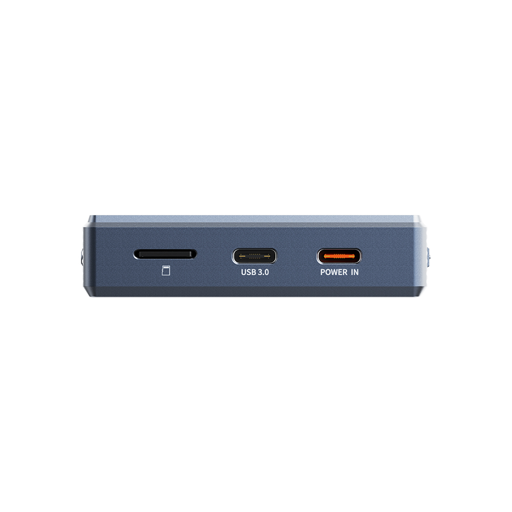 Vista lateral de un adaptador gris con lector de tarjetas SD, USB 3.0 y entrada de energía.