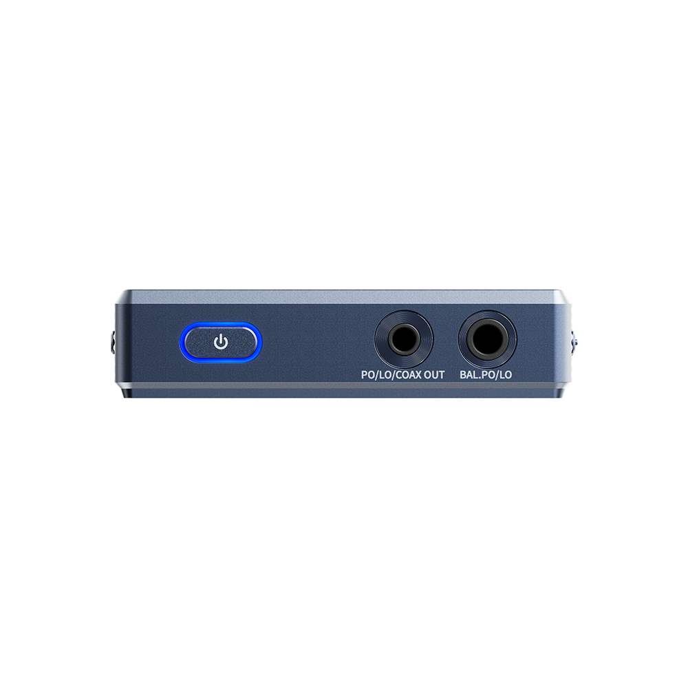 Panel trasero de un dispositivo de audio azul con botón de encendido iluminado y dos conectores.