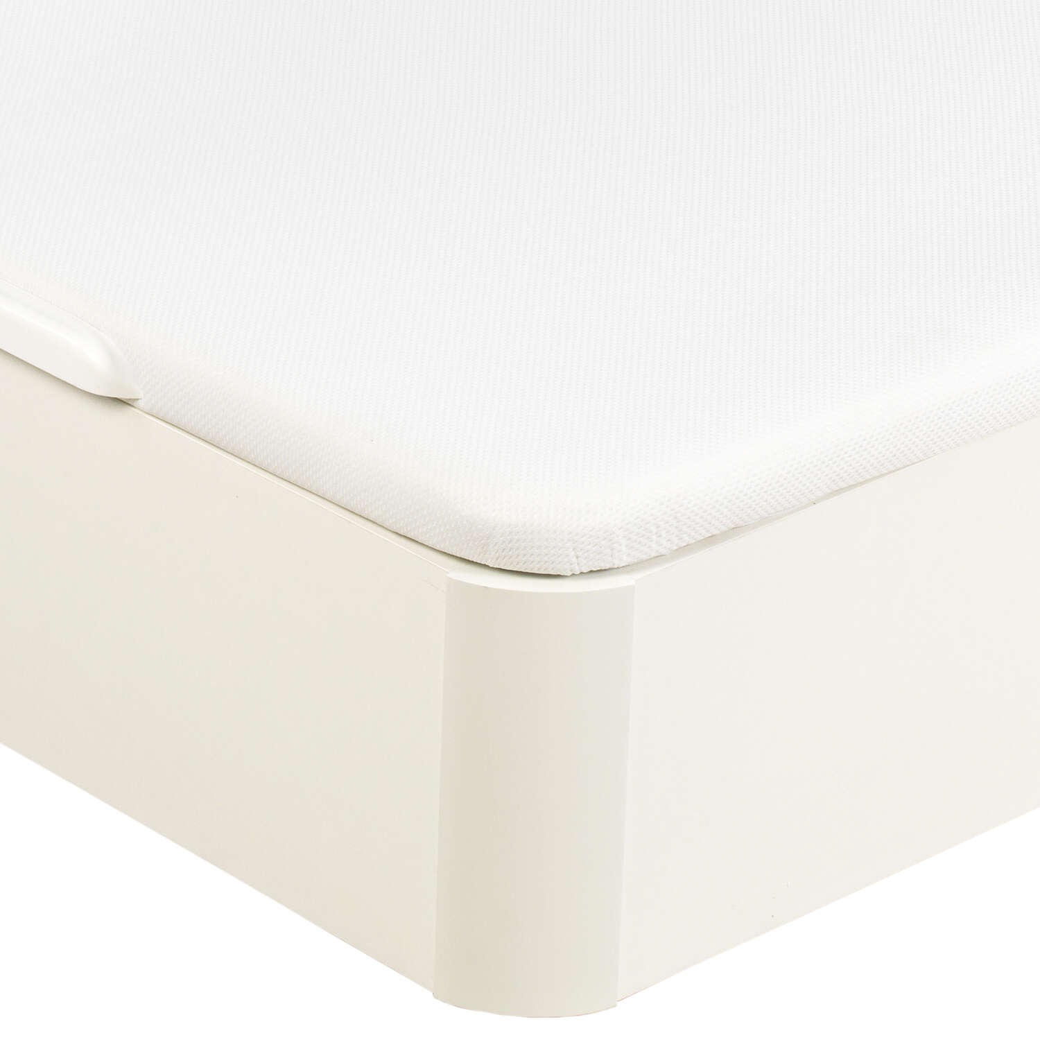 Primer plano de la esquina redondeada de una estructura de cama blanca con un colchón claro.