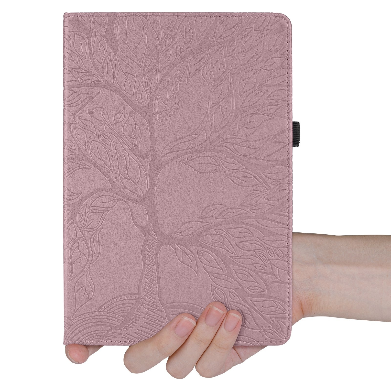 Una mano sostiene una funda rosa para tableta con patrón de árbol en relieve sobre fondo blanco.