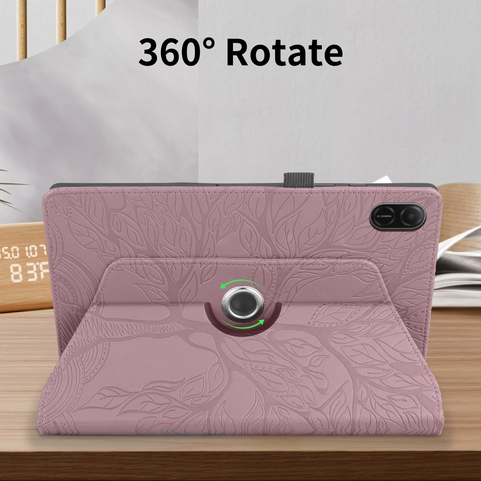 Funda rosa para tablet con patrón de árbol y soporte giratorio en mesa de madera.
