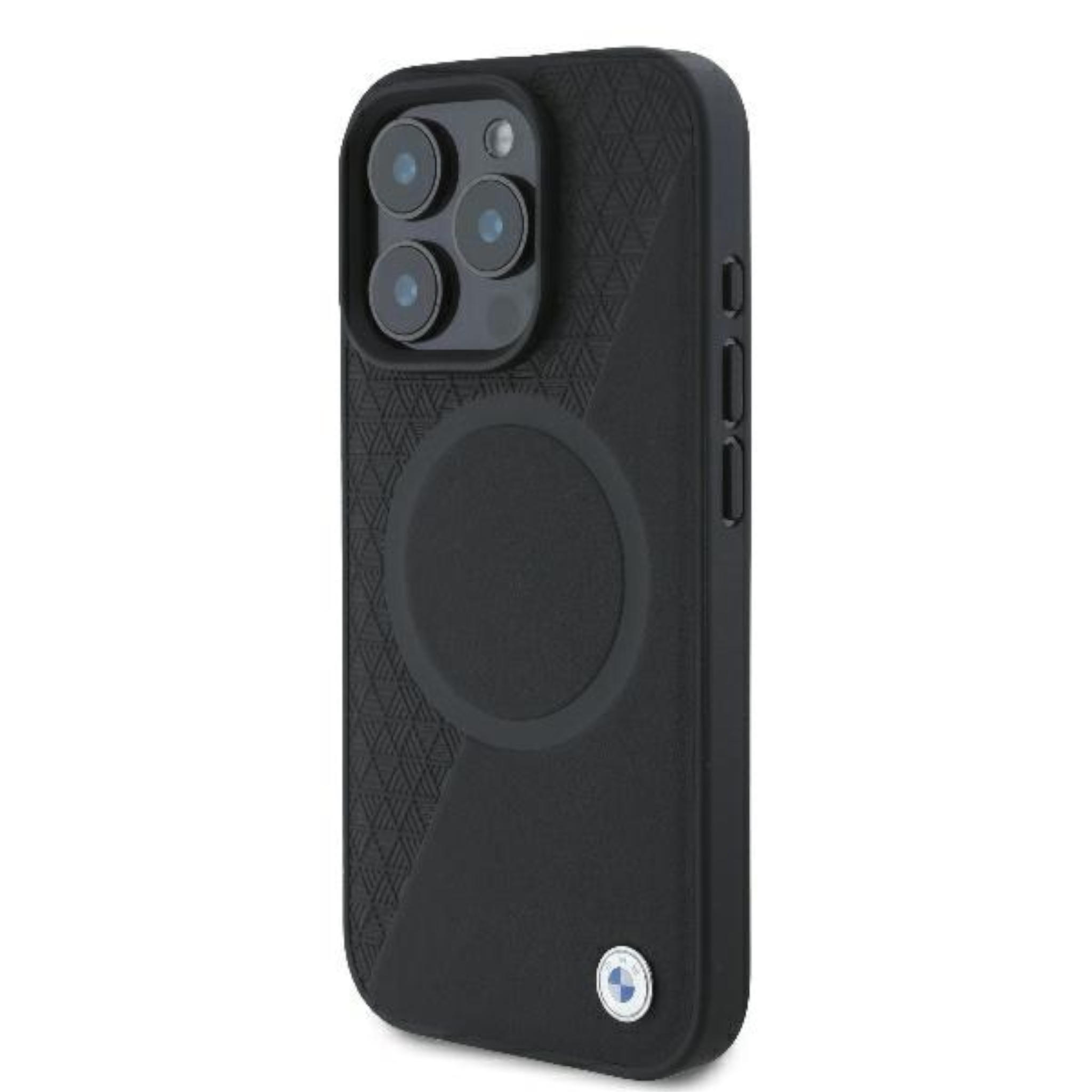 Una custodia nera per smartphone con anello MagSafe circolare, motivo geometrico e logo BMW in basso.