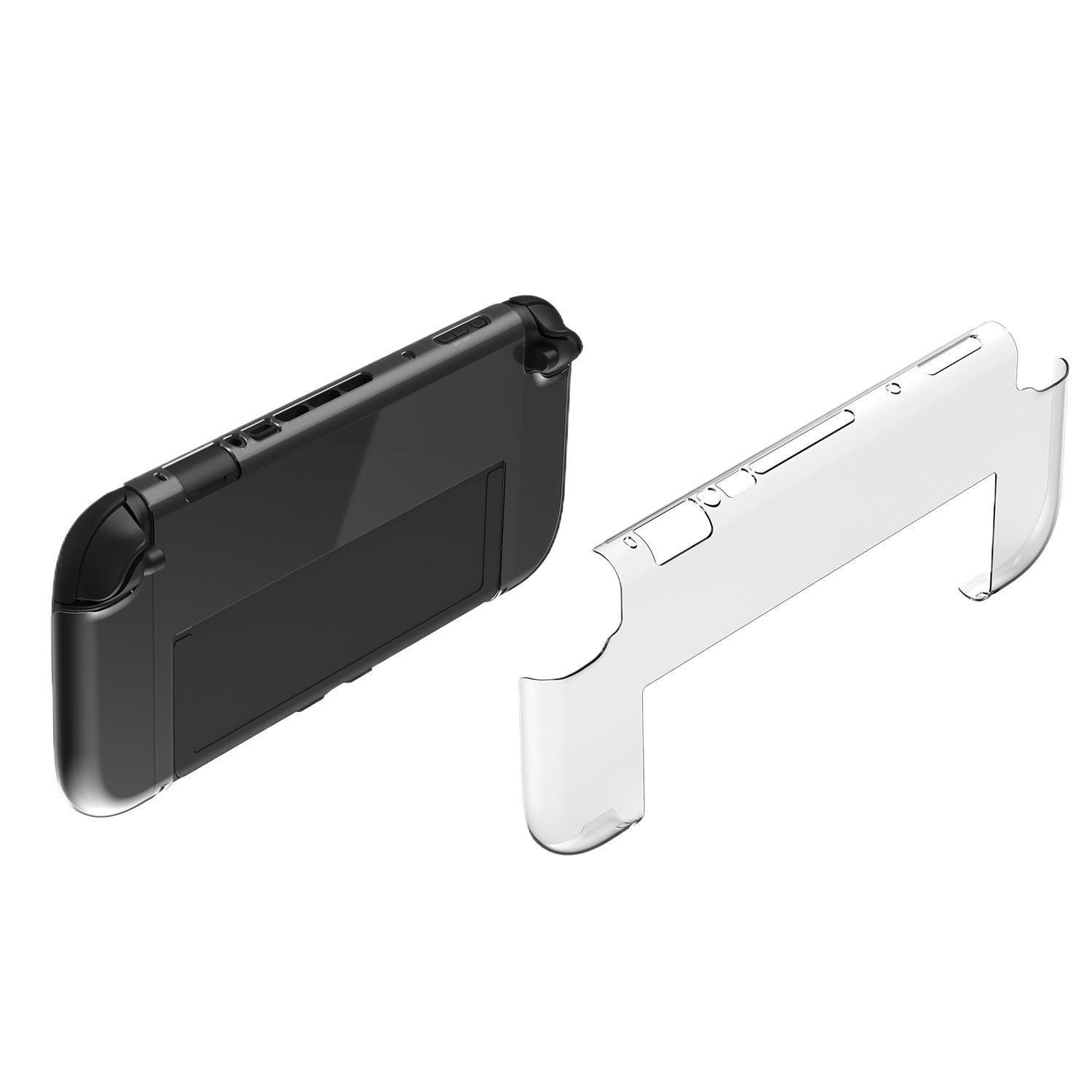 Eine schwarze Handheld-Spielkonsole neben einer transparenten Schutzhülle auf weißem Hintergrund.