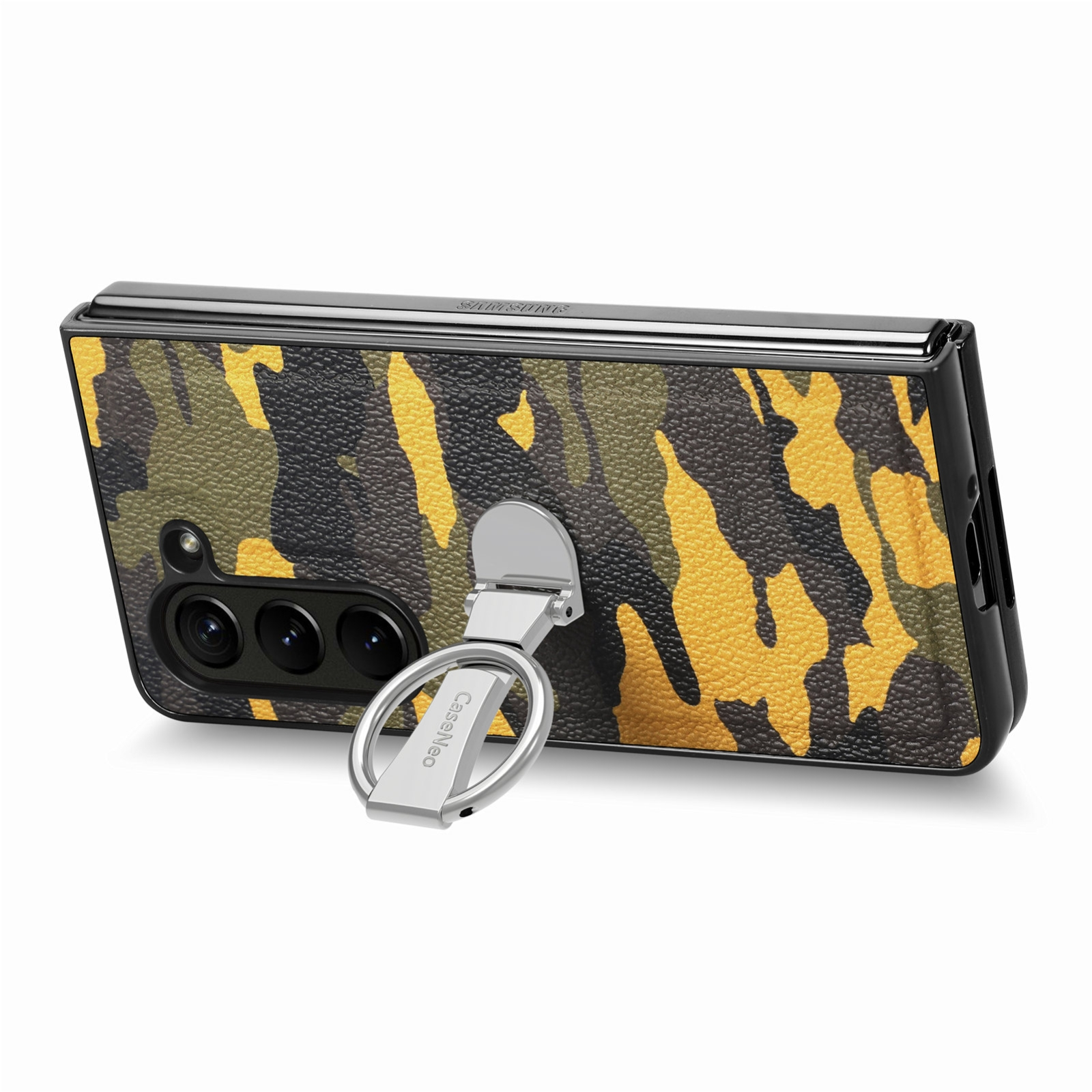 Teléfono plegable en funda de camuflaje con soporte de anillo plateado desplegable sobre fondo blanco.