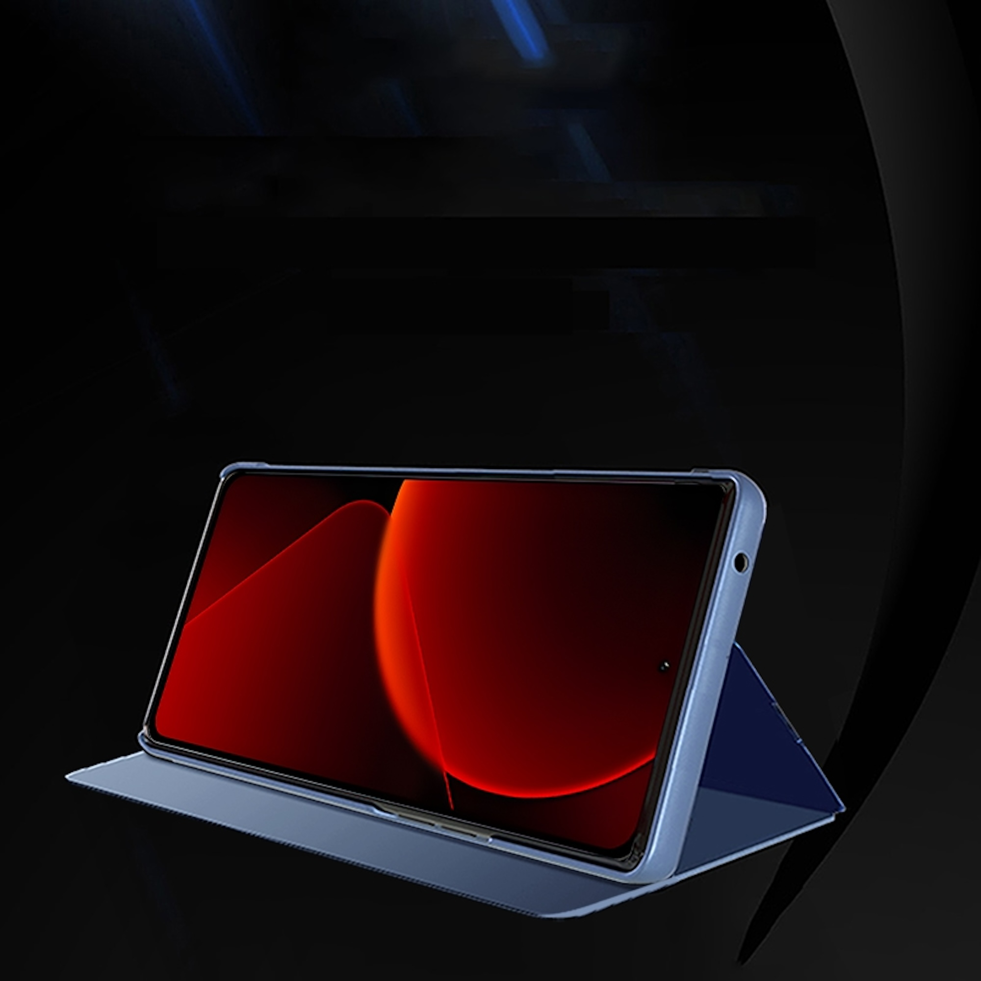 Ein Smartphone in einer blauen Standhülle zeigt ein rotes abstraktes Hintergrundbild vor dunklem Hintergrund.