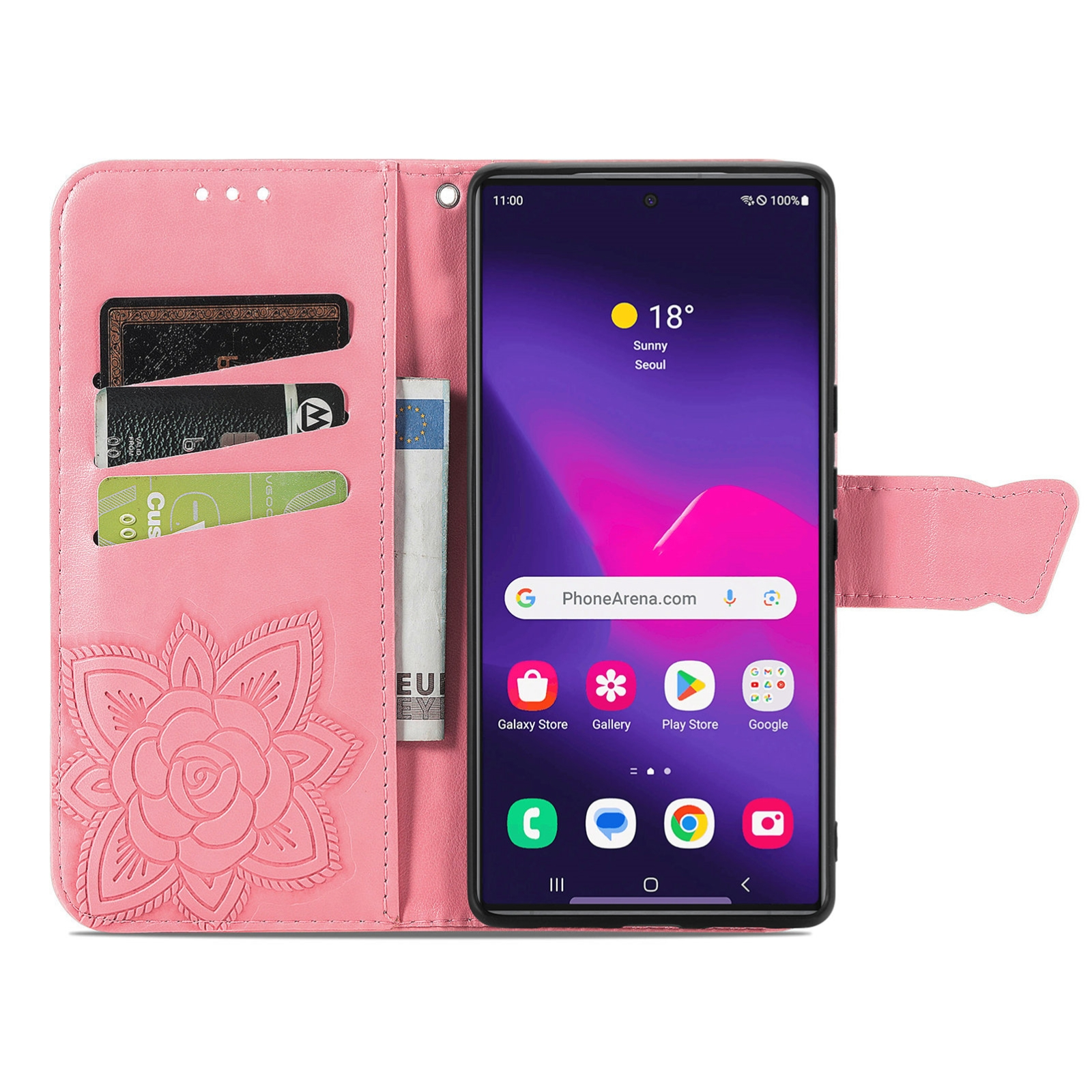 Una funda de móvil de cuero rosa con ranuras para tarjetas, dinero y un patrón floral en relieve con un teléfono.