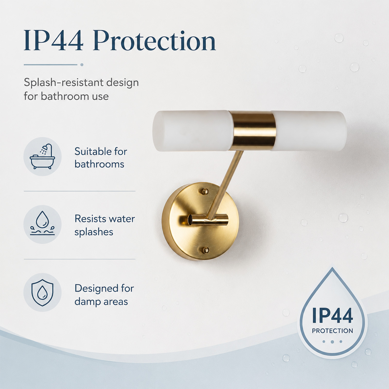 Un aplique de pared de latón con pantallas de vidrio esmerilado y protección IP44 contra salpicaduras.