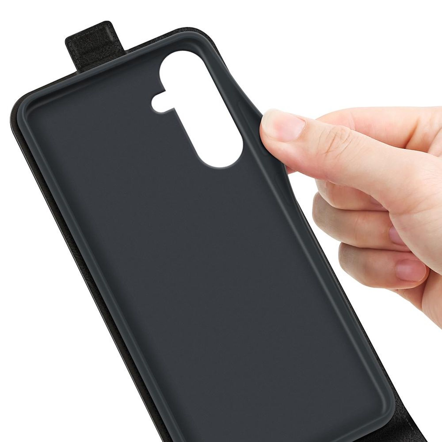 Una mano tira de una funda de teléfono negra y flexible sobre un fondo blanco.