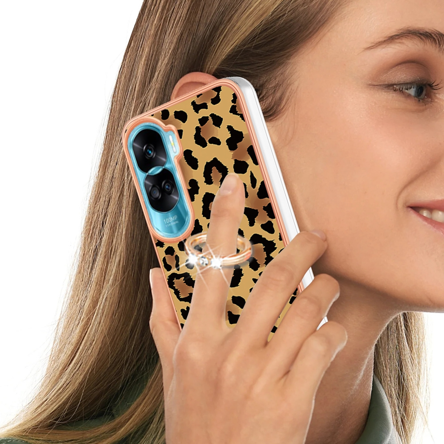 Frau telefoniert mit Smartphone in Leopard-Hülle mit Glitzerring.