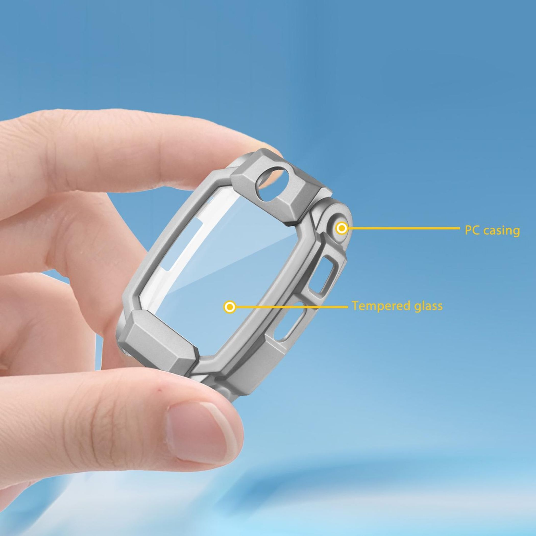 Eine Hand hält ein silbernes Smartwatch-Gehäuse mit gehärtetem Glas vor blauem Hintergrund.