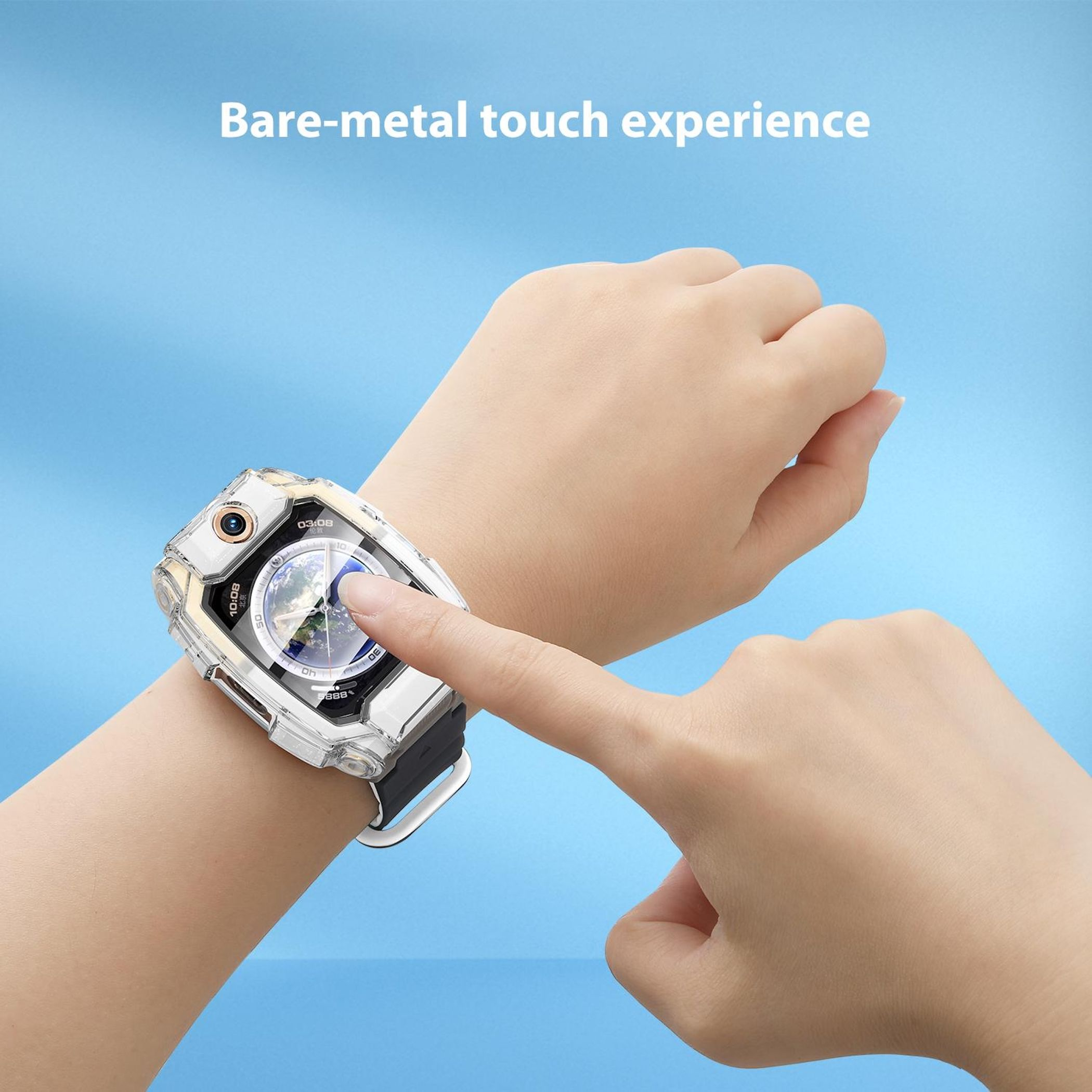 Una mano tocca il touchscreen di uno smartwatch con una custodia protettiva trasparente su sfondo blu.