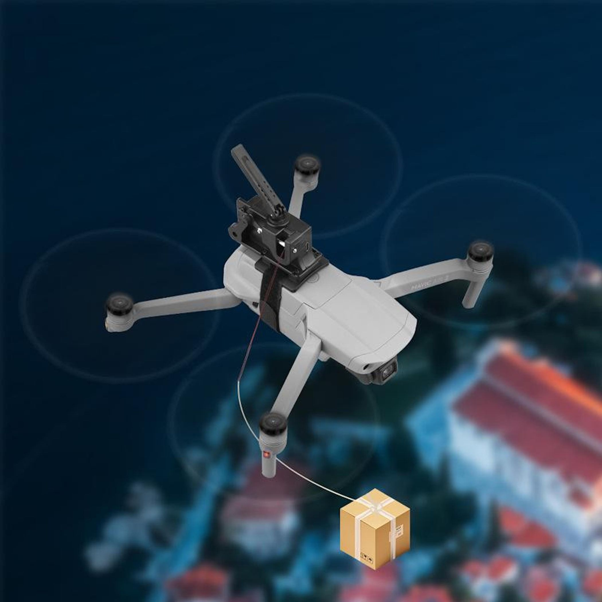 Un drone grigio vola sopra una città trasportando un piccolo pacco di cartone sospeso.